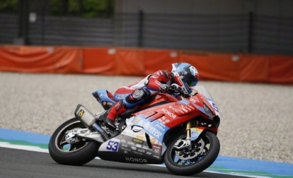 正规合法的股票配资平台 赛季第4冠！WSBK捷克站第一回合：张雪机车德比斯第6位发车夺冠